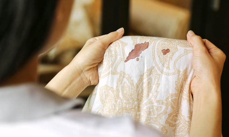 5 วิธีกำจัดคราบ “เลือด” บนผ้าอย่างไรให้ใสวิ๊งเหมือนเดิม