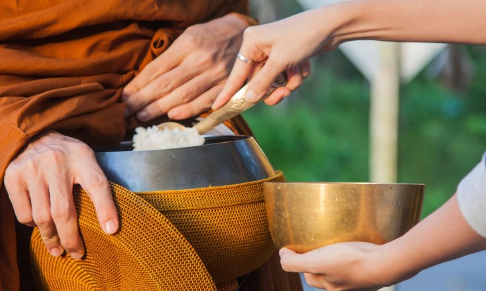 เคล็ดวิธีง่ายๆ ต้องทำไงดี “อยากใส่บาตร” แต่ตื่นไม่ทัน?